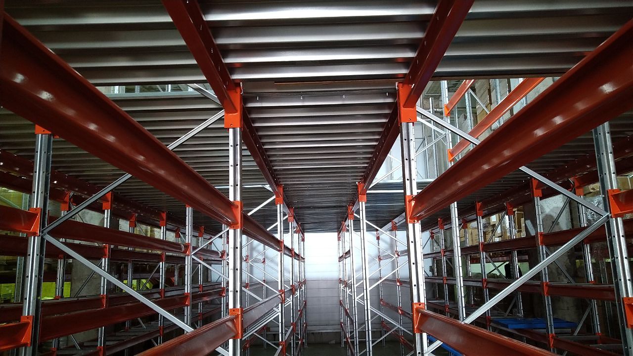 Мезонин для полочного хранения запчастей, настил ДСП.