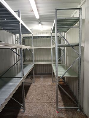 Среднегрузовой стеллажный комплекс установлен